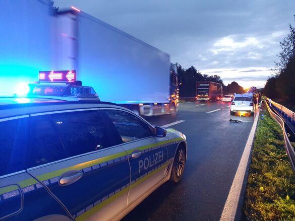 Zahlreiche Rettungskräfte ausgerückt: Auffahrunfall mit PKW und LKW auf A30 endet aber glimpflich