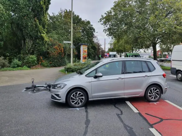 PKW und Fahrrad kollidieren an Pagenstecherstraße, Radfahrerin verletzt PKW und Fahrrad kollidieren an Pagenstecherstraße - Radfahrerin verletzt