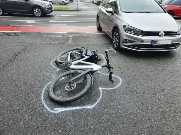 PKW und Fahrrad kollidieren an Pagenstecherstraße, Radfahrerin verletzt PKW und Fahrrad kollidieren an Pagenstecherstraße - Radfahrerin verletzt