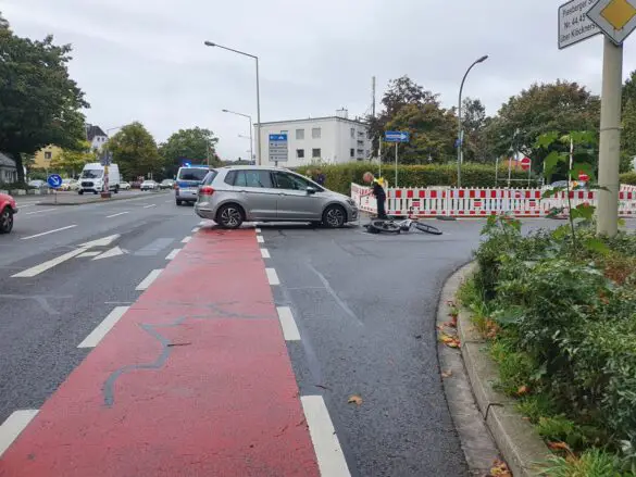 PKW und Fahrrad kollidieren an Pagenstecherstraße, Radfahrerin verletzt PKW und Fahrrad kollidieren an Pagenstecherstraße - Radfahrerin verletzt
