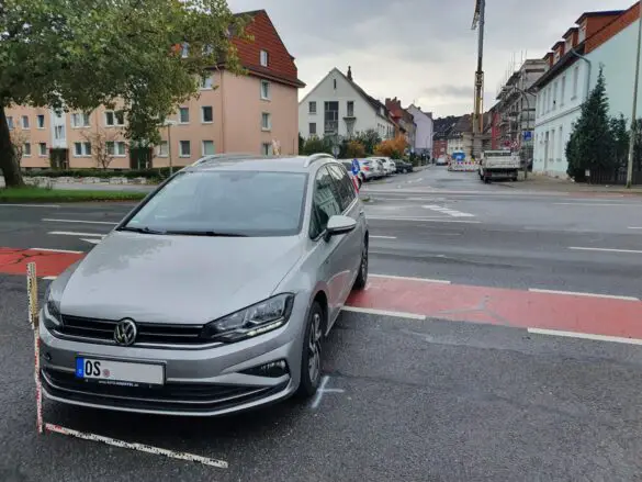 PKW und Fahrrad kollidieren an Pagenstecherstraße, Radfahrerin verletzt PKW und Fahrrad kollidieren an Pagenstecherstraße - Radfahrerin verletzt