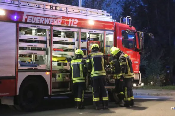 Feuerwehrleute verladen Geräte