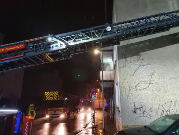 Zimmerbrand in der Innenstadt: Feuerwehr findet leblose Person