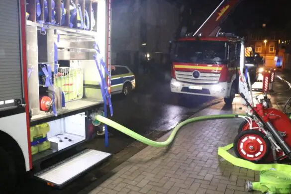 Zimmerbrand in der Innenstadt: Feuerwehr findet leblose Person