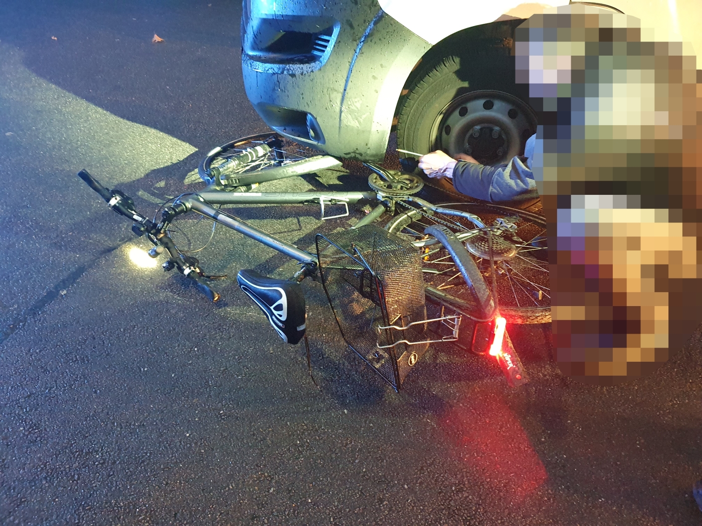 Fahrrad mit Pedale an Transporter verkeilt