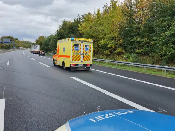 LKW und Auto kollidieren auf A30