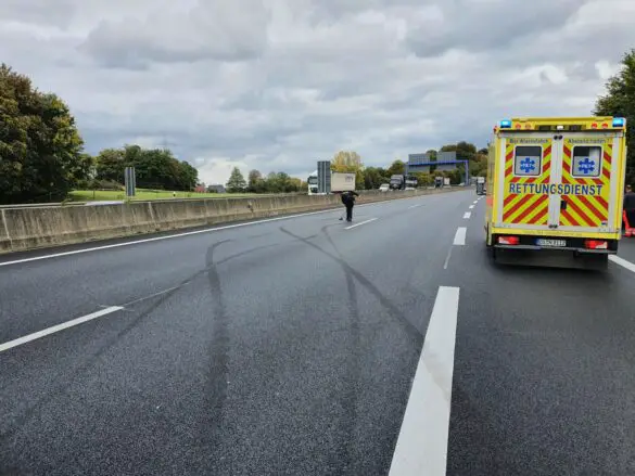 LKW und Auto kollidieren auf A30