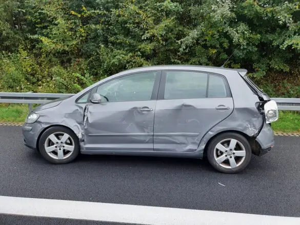 LKW und Auto kollidieren auf A30