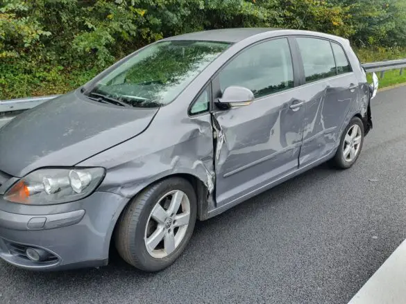 LKW und Auto kollidieren auf A30