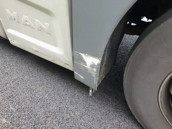 LKW und Auto kollidieren auf A30