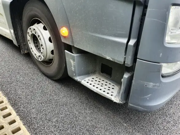 LKW und Auto kollidieren auf A30