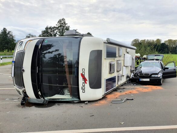Wohmobil liegt auf Fahrerseite neben BMW