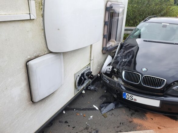Wohnmobil kollidiert mit PKW in Melle und kippt um