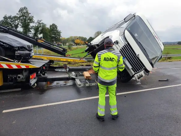 Wohnmobil wird mit Abschleppfahrzeugen behutsam aufgerichtet
