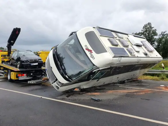 Wohnmobil kollidiert mit PKW in Melle und kippt um