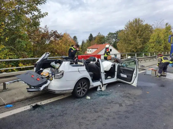 3 Schwerverletzte: PKW krachen auf B68 ineinander, ein Auto kippt aufs Dach