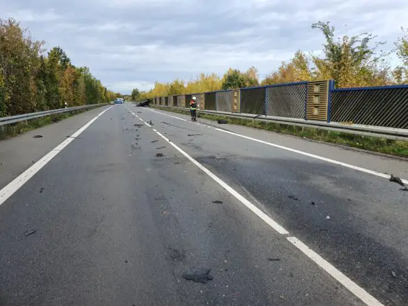 3 Schwerverletzte: PKW krachen auf B68 ineinander, ein Auto kippt aufs Dach