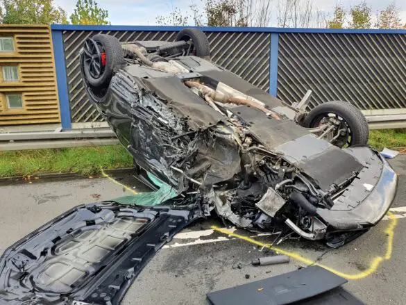 3 Schwerverletzte: PKW krachen auf B68 ineinander, ein Auto kippt aufs Dach