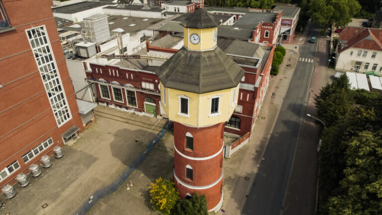 Der unter Denkmal stehende Wasserturm auf dem ehemaligen Homann- Gelände. / Foto: SchlarmannMedia