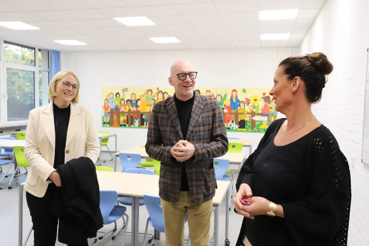 Charlotte Herges (rechts), Leiterin der Grundschule „In der Wüste“, berichtet Oberbürgermeisterin Katharina Pötter und Erstem Stadtrat Wolfgang Beckermann in einem der neu hergerichteten Essensräume vom Ganztagsbetrieb. / Foto: Simon Vonstein (Stadt Osnabrück)