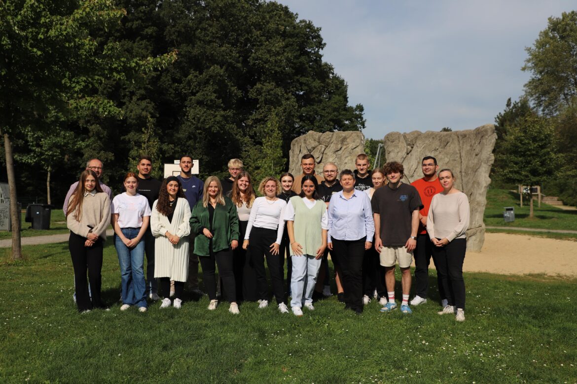 Stadträtin Heike Pape begrüßt einige der neuen Freiwilligen. / Foto: Simon Vonstein