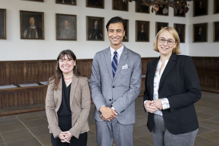 Oberbürgermeisterin Katharina Pötter (rechts) begrüßt Levy Julian Gores, der Haarlem als Städtebotschafter vertreten wird und Romane Dantec, die für Angers in Osnabrück zuständig ist. / © Swaantje Hehmann