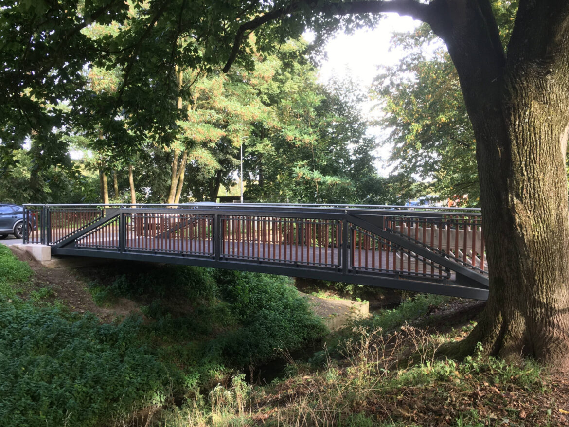 Die neue Brücke über den Pappelgraben soll nicht nur als Wegverkürzung dienen, sondern auch als Begegnungsstätte. / Foto: Dominik Lapp