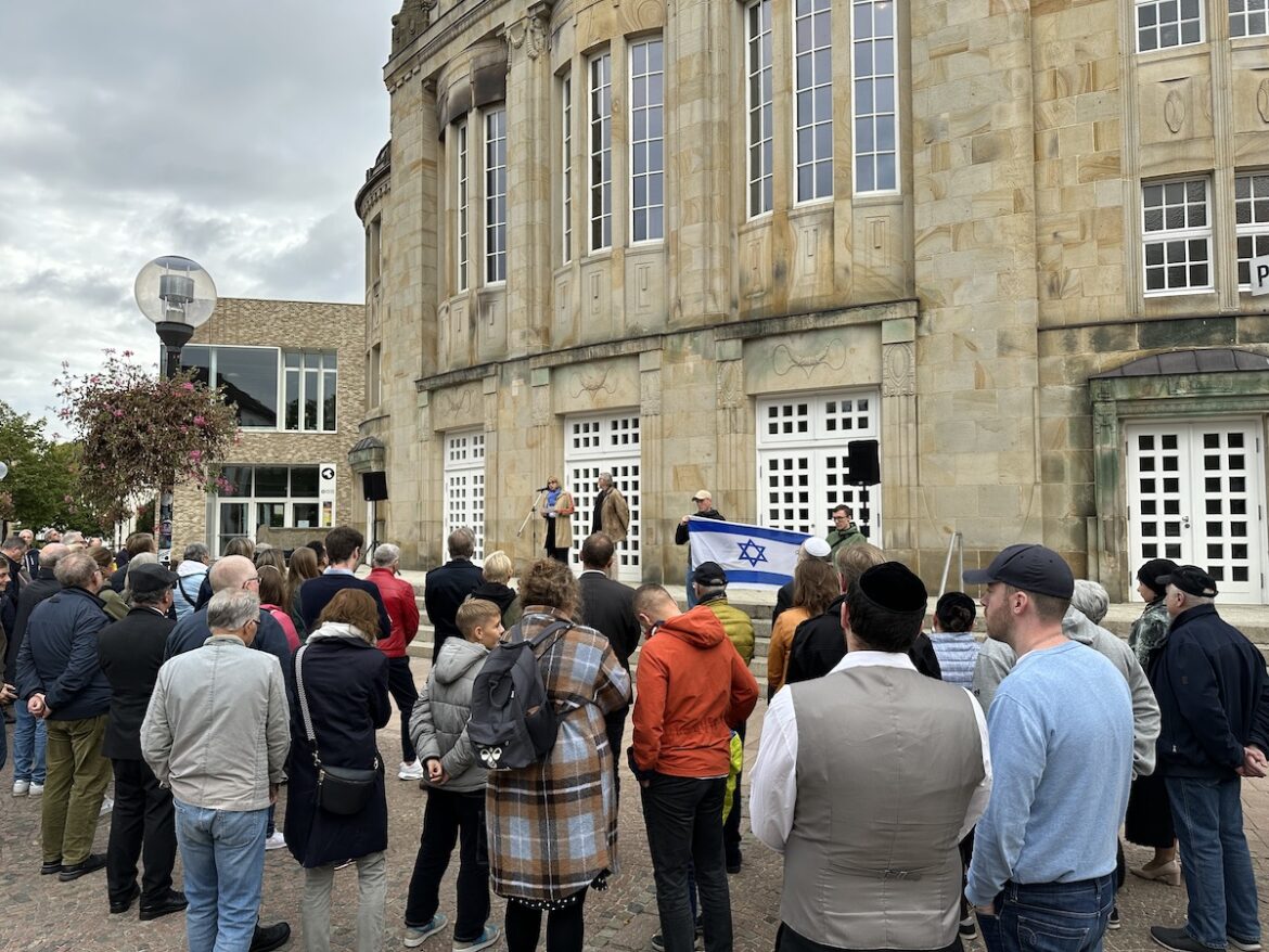 Solidaritätskundgebung mit Israel vor dem Theater Osnabrück