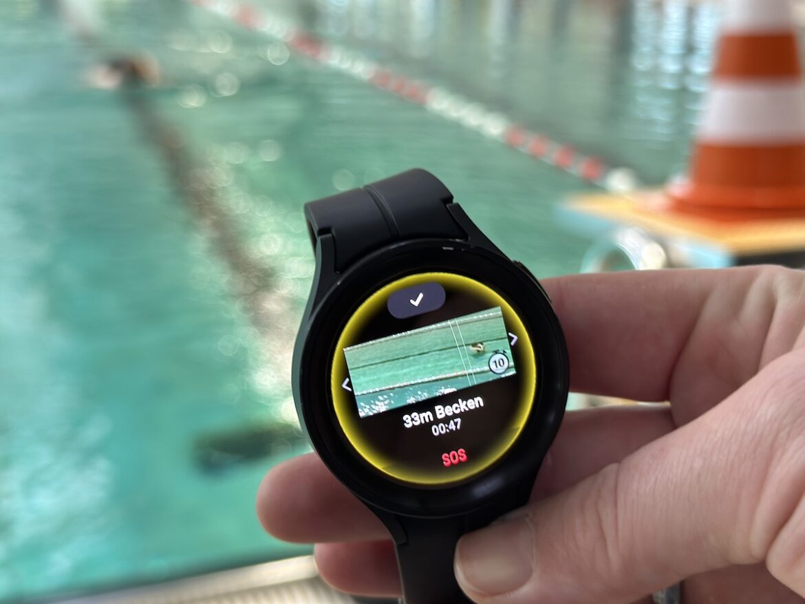 KI alarmiert per Smartwatch im Schwimmbad