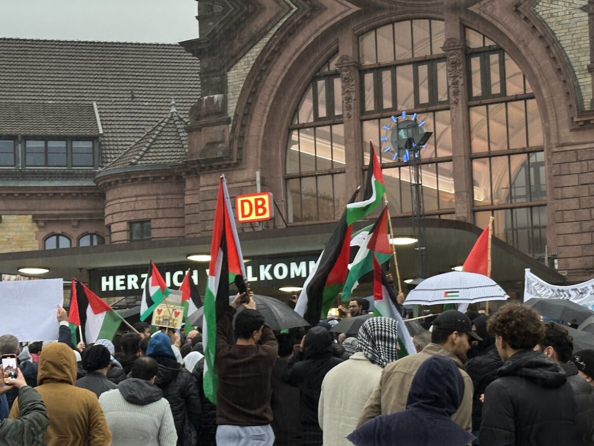 pro palästinensische Demonstration (30.10.2023) vor dem Hauptbahnhof Osnabrück