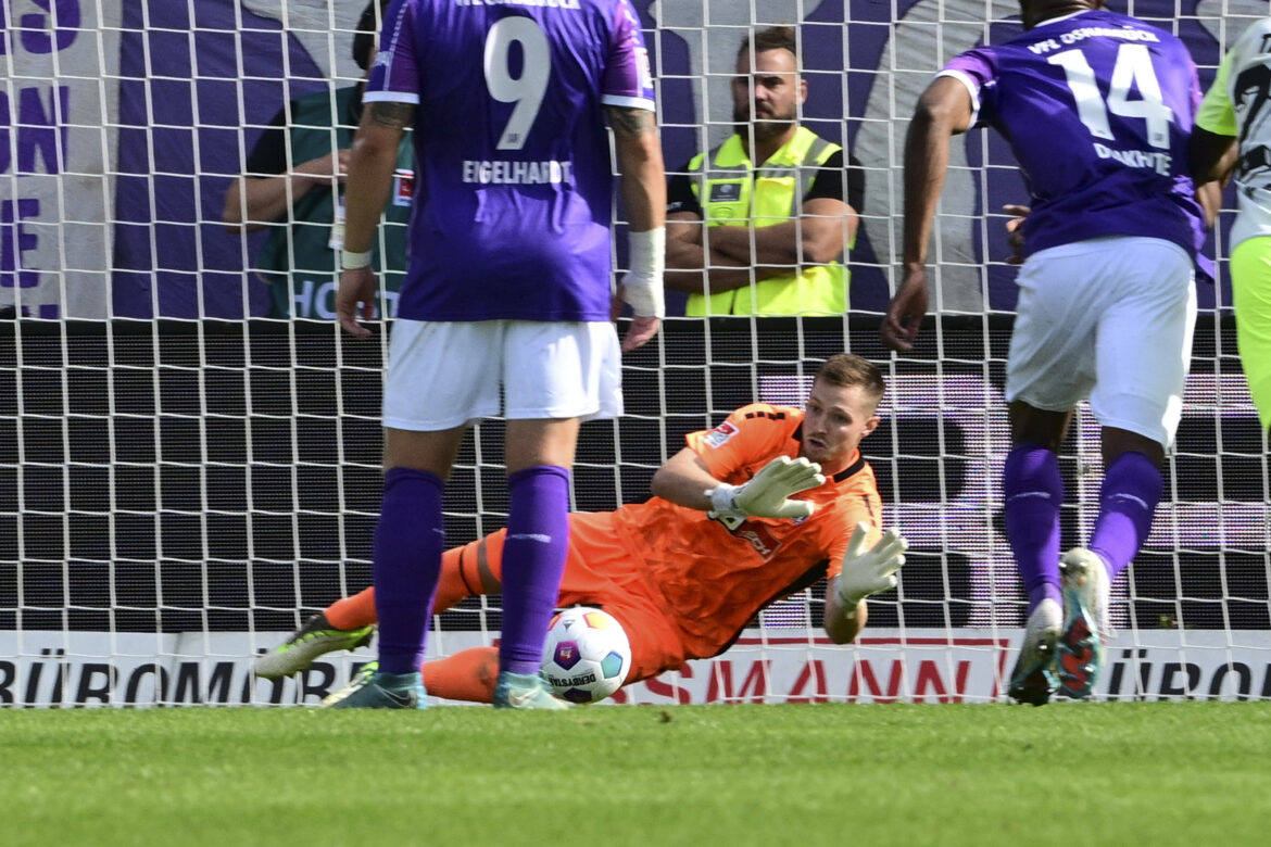 Elfmeter gehalten von Lennart Grill. / IMAGO / kolbert-press