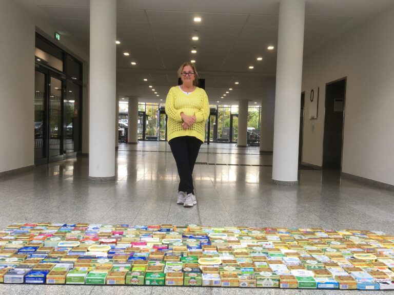 Sigrun Menzel und ihr Buttertisch. / Foto: Dominik Lapp