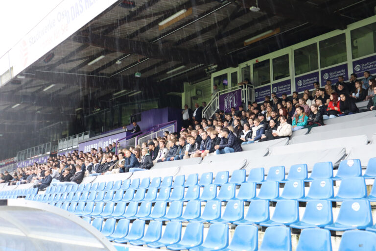 Begeisterte Jura-Studierende verfolgen die Vorlesung im Stadion. / Foto: VfL Osnabrück
