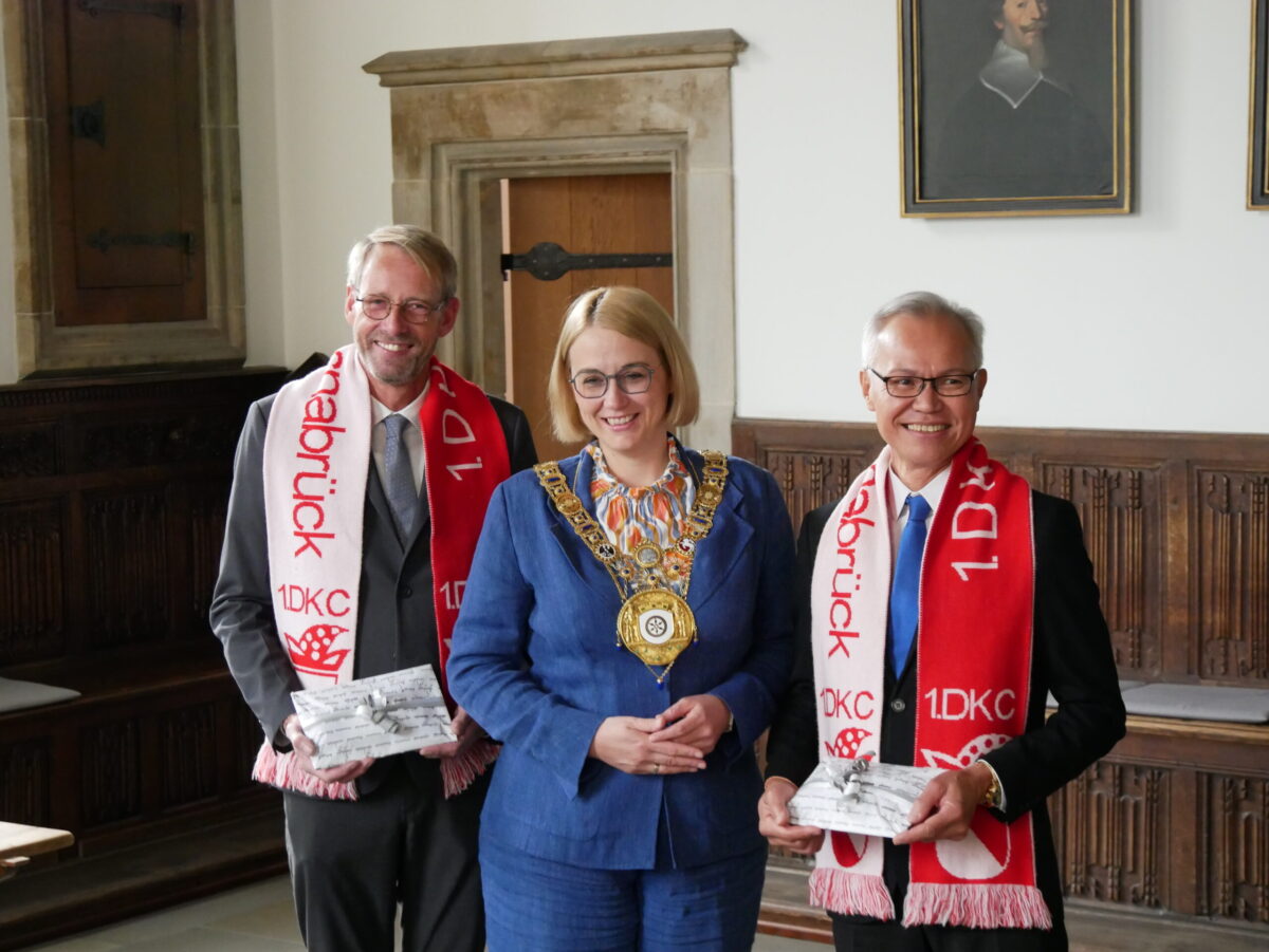 Thomas I. (links) und Yut I. (rechts) mit Oberbürgermeisterin Katharina Pötter. / Foto: Dominik Lapp