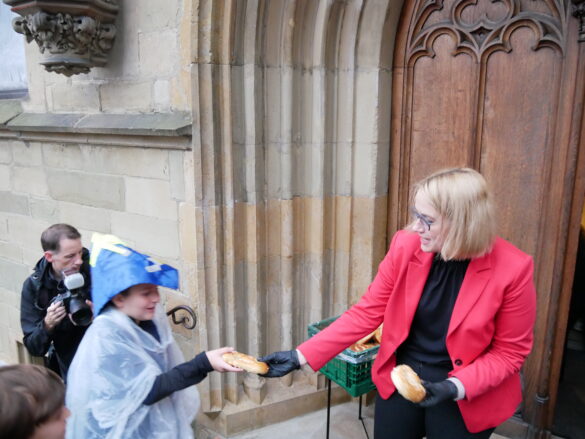 OB Katharina Pötter beim Steckenpferdreiten 2023