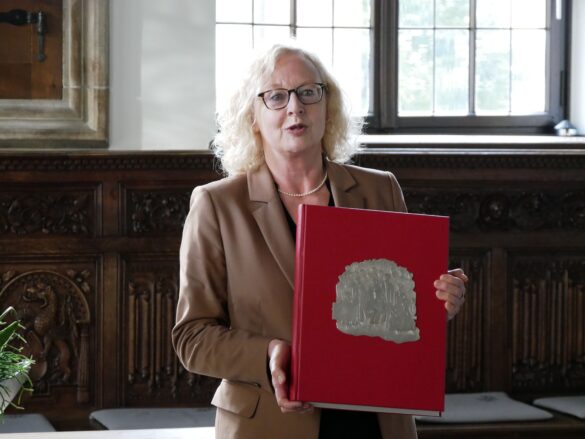 Maria Winkel brachte das "Book of Peace" nach Osnabrück. / Foto: Dominik Lapp