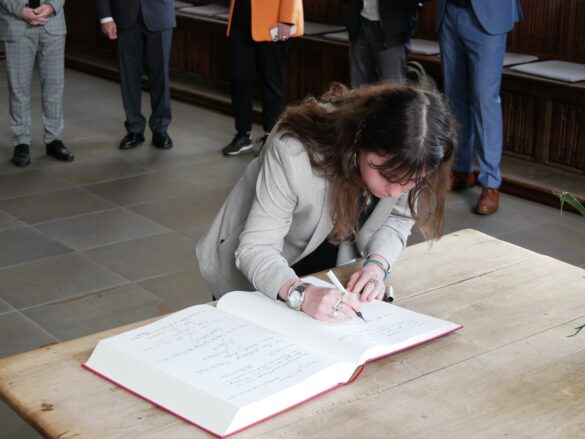 Angers' Städtebotschafterin Romane Dantec trägt sich ins "Book of Peace" ein. / Foto: Dominik Lapp
