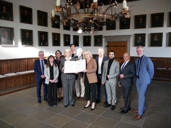 Das "Book of Peace" mit den ersten Eintragungen. / Foto: Dominik Lapp