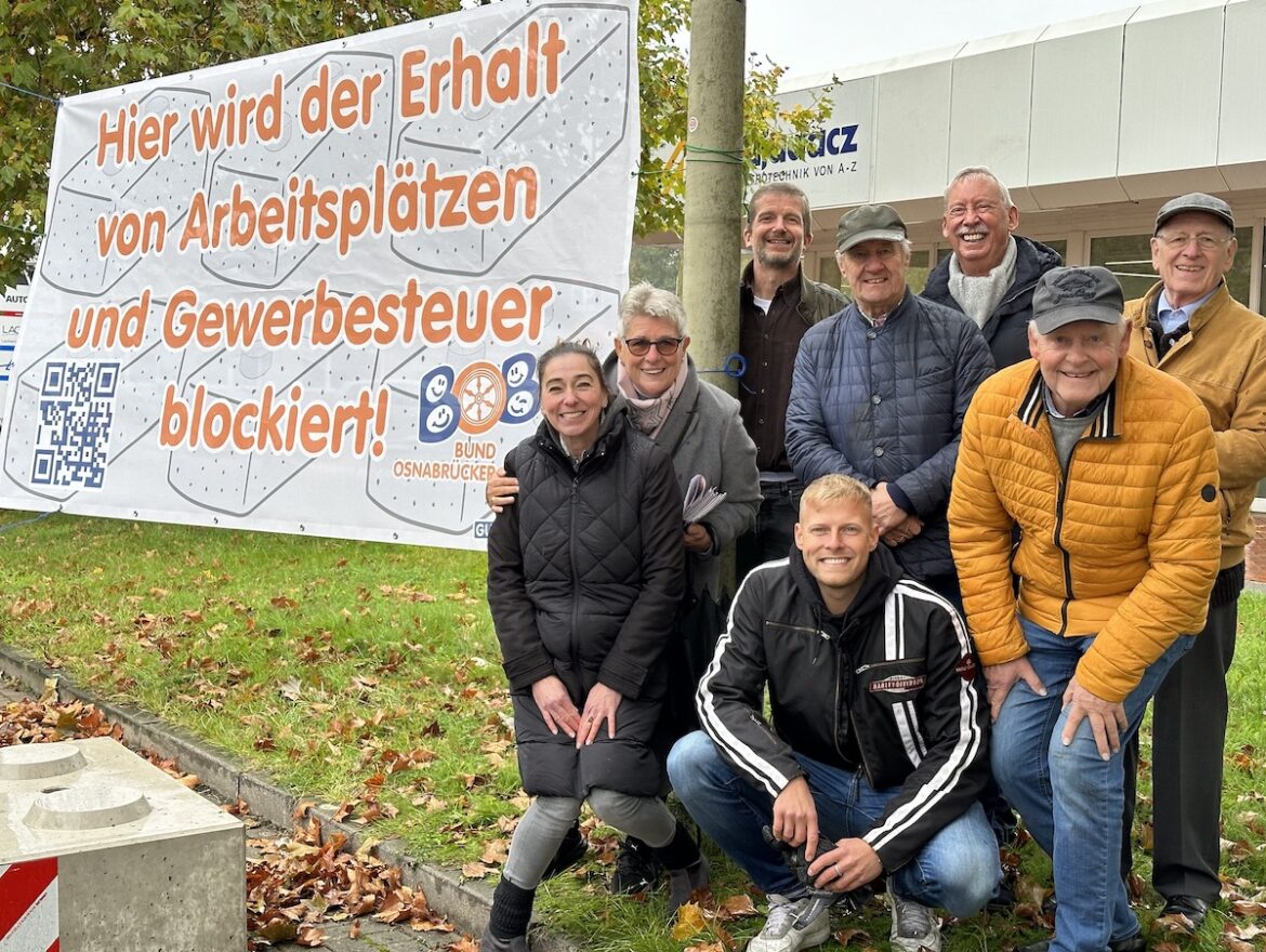 Mitglieder des BOB protestieren gegen Betonblöcke an der Page