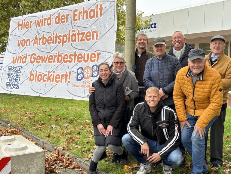 Mitglieder des BOB protestieren gegen Betonblöcke an der Page