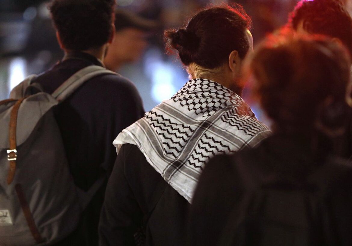 Mann mit Palästinenser-Tuch