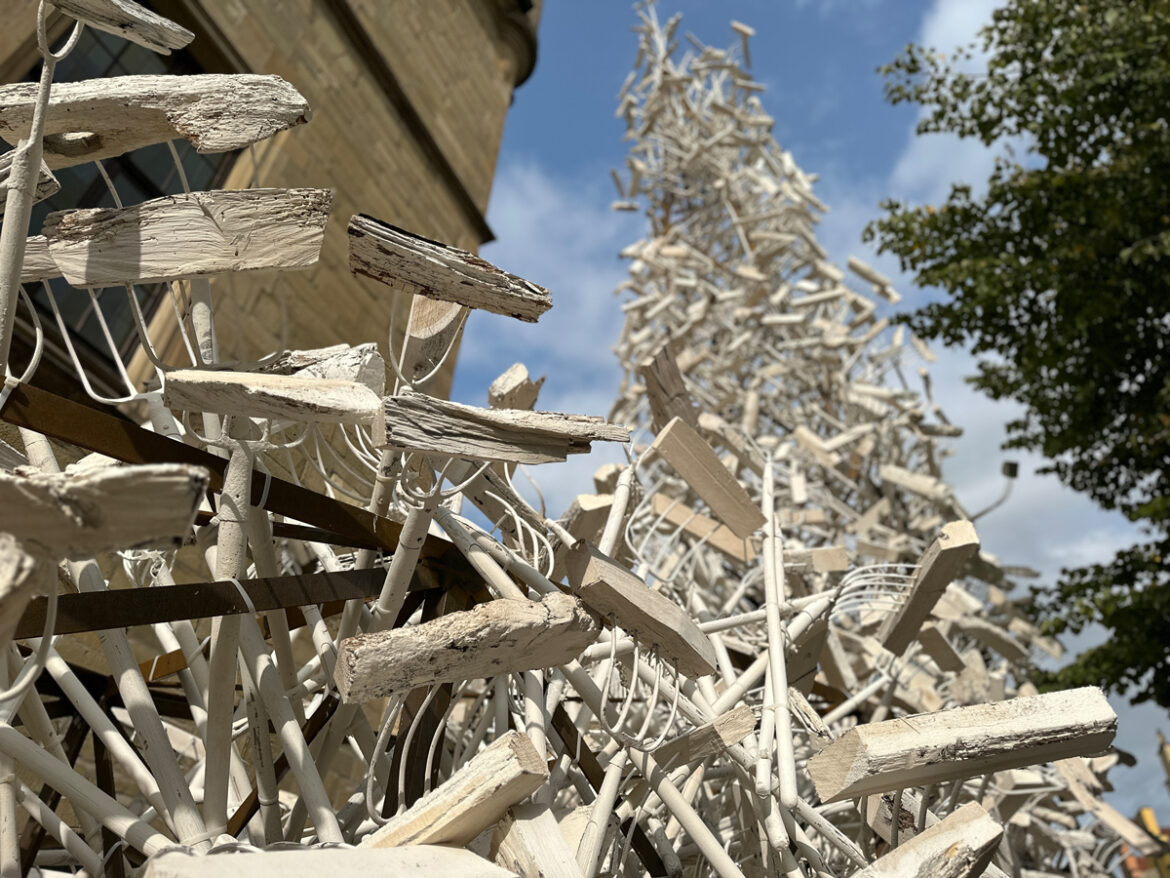 „forx. pitchforks for peace“ von Volker Johannes Trieb vor dem historischen Rathaus in Osnabrück / Foto: Pohlmann