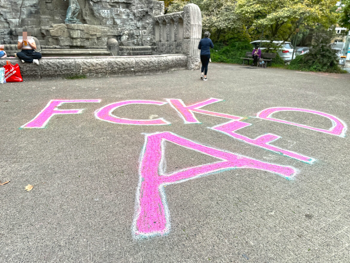 AfD-Gegner beschmierten den Platz vorm Haarmannsbrunnen
