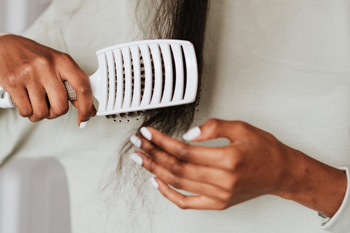 Haarpflege mit Bürste