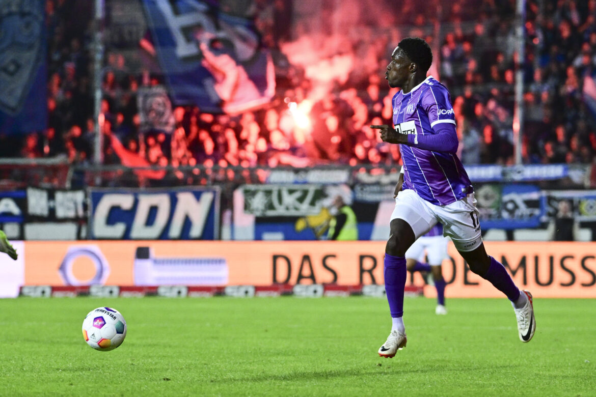 Christian Conteh im Spiel gegen den HSV. / IMAGO/kolbert-press