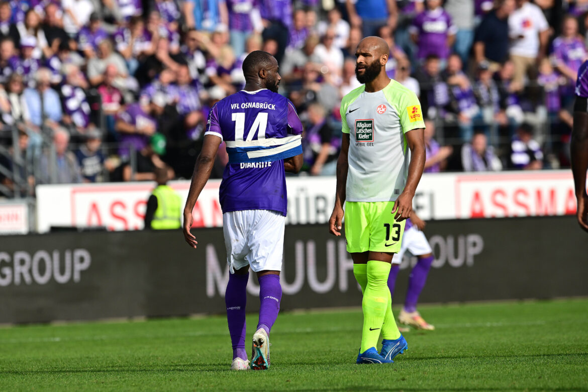 Oumar Diakhite mit fixiertem Arm. / IMAGO/pmk