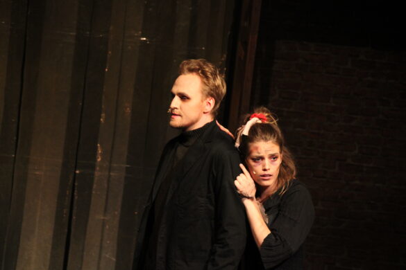 Leander Bertholdt (Sweeney Todd) und Leonie Dietrich (Bettlerin). / Foto: Dominik Lapp