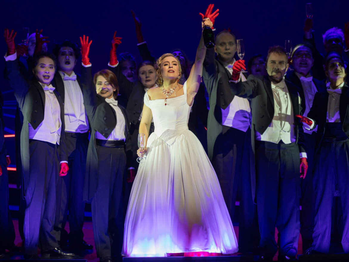 Sophia Theodorides als Violetta in La Traviata am Theater Osnabrück. / Foto: Stephan Glagla