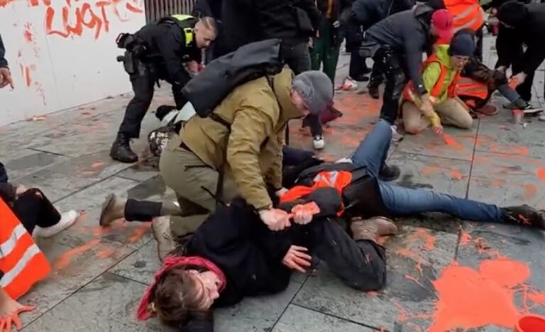 Zivilpolizist im Einsatz gegen Letzte Generation / Screenshot: X