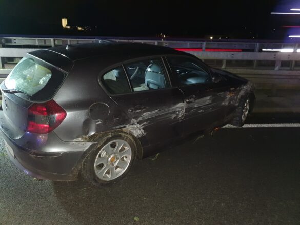 PKW prallt auf A30 gegen Leitplanken, Fahrer wird verletzt